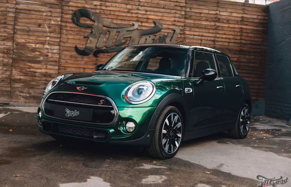 Оклеили Mini Cooper цветным полиуретаном, заменили хромированные детали, окрасили диски и суппорта, выполнили комплекс детейлинг-услуг и техническое обслуживание